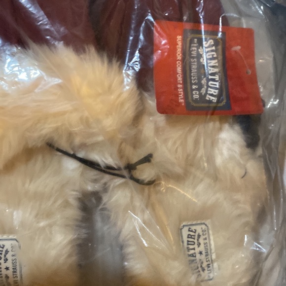 Levi’s Warm fuzzy slippers very good support n brand new - Picture 2 of 4